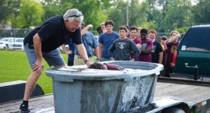 Lee más sobre el artículo Ateos amenazan con demanda a un pastor que bautizó 18 estudiantes en un tanque de la escuela.