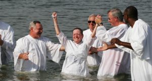 Lee más sobre el artículo Más de 8 mil personas son bautizadas en EE.UU tras rindirse a Cristo.