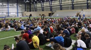 Lee más sobre el artículo Miles de estudiantes se reúnen para orar en campos deportivos de EE.UU.