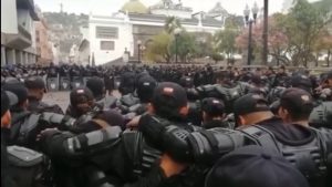 Lee más sobre el artículo Policías oran a Dios ante las fuertes protestas en el país de En Ecuador