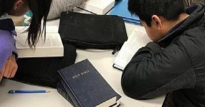Lee más sobre el artículo Miles de jóvenes participan en el programa «Lleva tu Biblia a la Escuela» en EE.UU