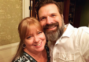 Lee más sobre el artículo Cantante de rock cristiano Mac Powell: La recuperación de mi esposa fue algo milagroso