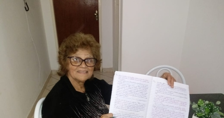 Lee más sobre el artículo Anciana de 79 años copia Biblia a mano: «Mientras escribo, voy aprendiendo»