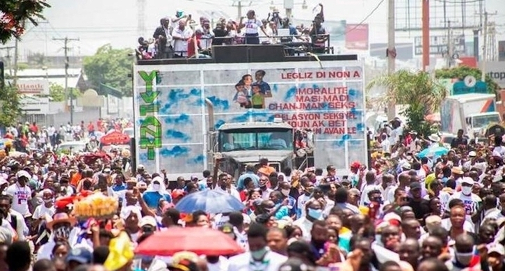 Lee más sobre el artículo Miles de cristianos marchan contra ley que aprueba matrimonio gay en Haití