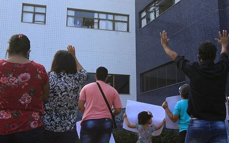 Lee más sobre el artículo FAMILIA CANTA ALABANZAS EN EL PATIO DEL HOSPITAL Y ORA POR JOVEN HOSPITALIZADO