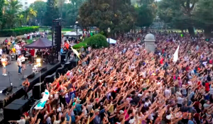 Lee más sobre el artículo Más de 12.000 cristianos se reúnen para adorar a Dios al aire libre en California