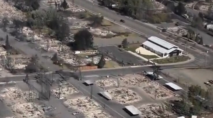 Lee más sobre el artículo Iglesia permanece intacta después que incendio forestal destruyera todo un pueblo