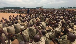 Lee más sobre el artículo Cientos de policías entregan sus vidas a Cristo en cuartel policial de Uganda