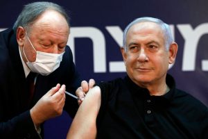 Lee más sobre el artículo Netanyahu fue la primera persona en recibir la vacuna de Pfizer en Israel