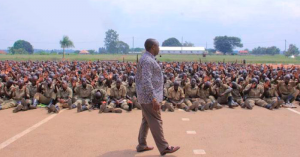 Lee más sobre el artículo Pastor le predica a miles de policías en Uganda y reciben a Cristo