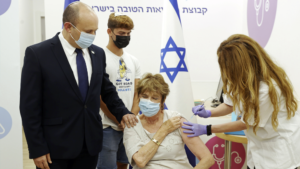 Lee más sobre el artículo Naftali Bennett inauguró el centro de vacunación de Jerusalén