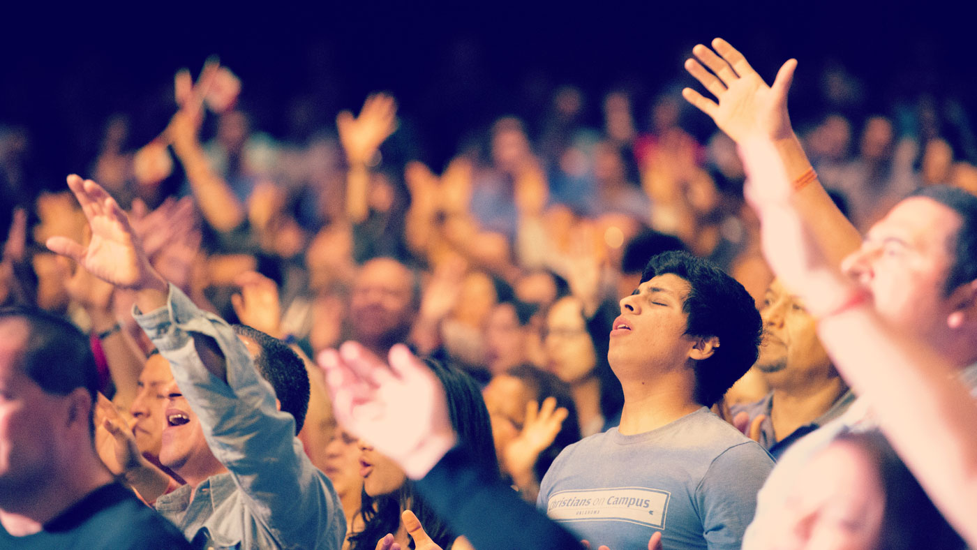 Lee más sobre el artículo A pesar del aumento en la adoración digital, la gente todavía ama los edificios de la iglesia