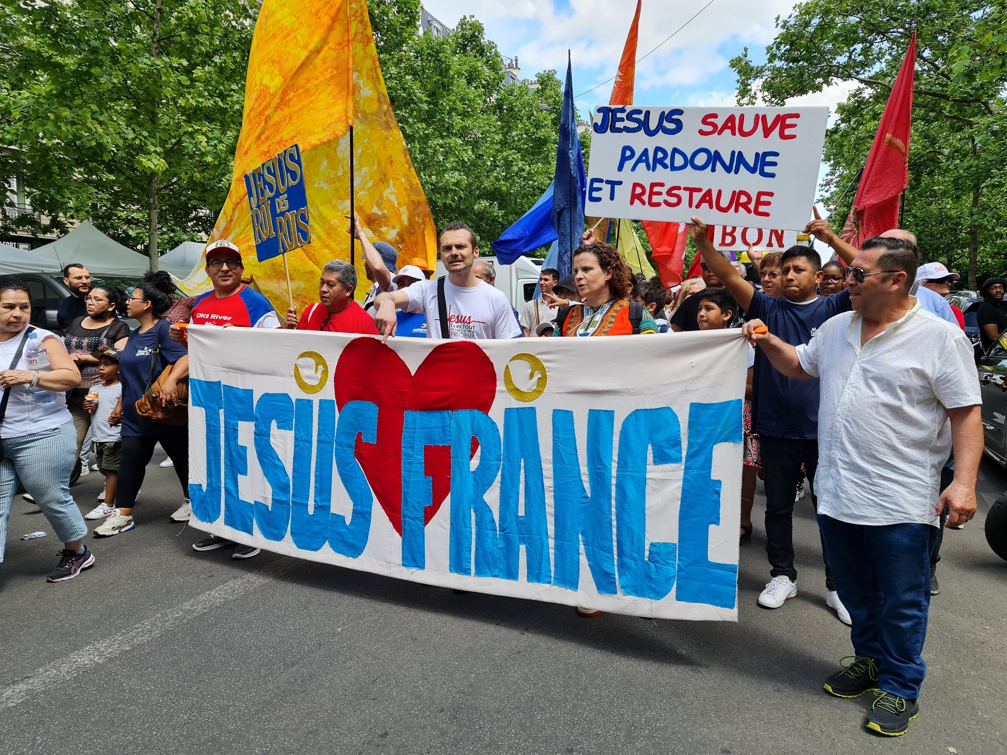 Lee más sobre el artículo 10 mil personas llenaron las calles de Francia con La Marcha para Jesús, (Necesitábamos compartir la fe)