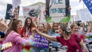 Lee más sobre el artículo 8 estados prohíben el aborto inmediatamente después del fallo de la Corte Suprema que eliminó Roe v. Wade