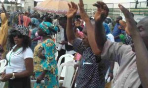 Lee más sobre el artículo Cristianos en Nigeria se reúnen a alabar a Dios pese a persecución