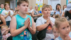 Lee más sobre el artículo Orphan’s Promise lleva esperanza a los niños traumatizados por los crímenes de guerra de Rusia