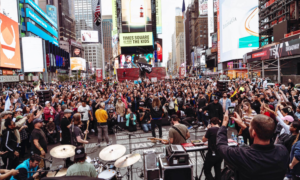 Lee más sobre el artículo (Si Dios lo hizo en Times Square, podrá en cualquier lugar), 5.000 personas adoraron a Dios en Nueva York con Sean Feucht