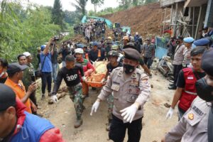 Lee más sobre el artículo Más de 200 muertos y miles de heridos deja reciente terremoto de 5,6 en Indonesia, la mayoría son niños