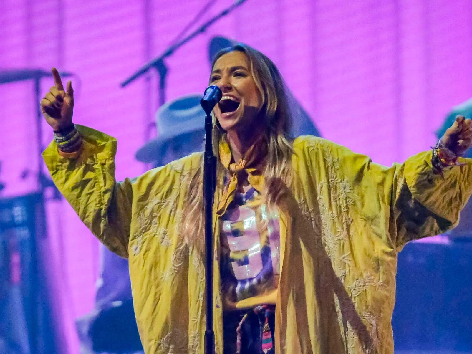 Lee más sobre el artículo Cantante cristiana Lauren Daigle ayudó a miles de personas en 2022 con más de $600 mil en ayudas a ONG para niños y ancianos