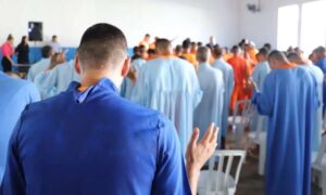 Lee más sobre el artículo 21 hombres se bautizan en una cárcel de Brasil