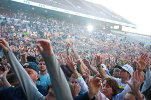 Lee más sobre el artículo 60 mil estudiantes llenan estadio de Oklahoma para adorar a Dios
