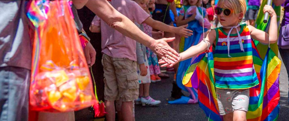 Lee más sobre el artículo Cancelan (Marcha del Orgullo Gay) en Florida por ley que mantiene a los niños fuera de shows drag queens (lascivos)