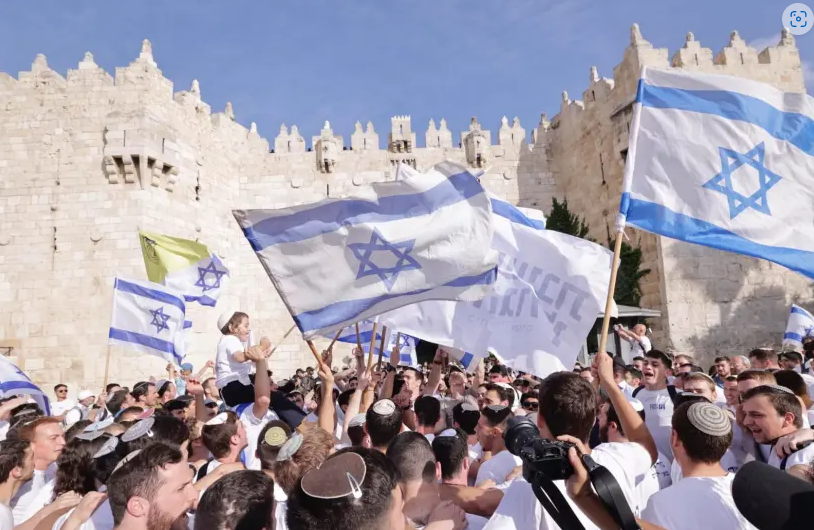 Lee más sobre el artículo En el «Día de Jerusalén» brillan las banderas de Israel y del Tercer Templo