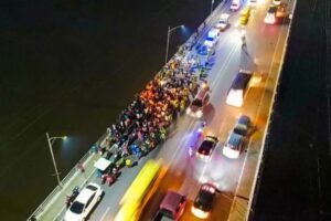 Lee más sobre el artículo Filipinas: Cristianos oran en un puente usado para suicidios