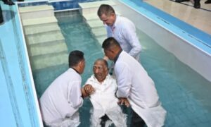 Lee más sobre el artículo Anciano es bautizado a los 104 años en Brasil: “Nunca es tarde”