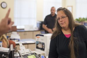 Lee más sobre el artículo Kim Davis Podría ser Demandada por Negarse a Otorgar Licencia de matrimonio a parejas del Mismo Sexo