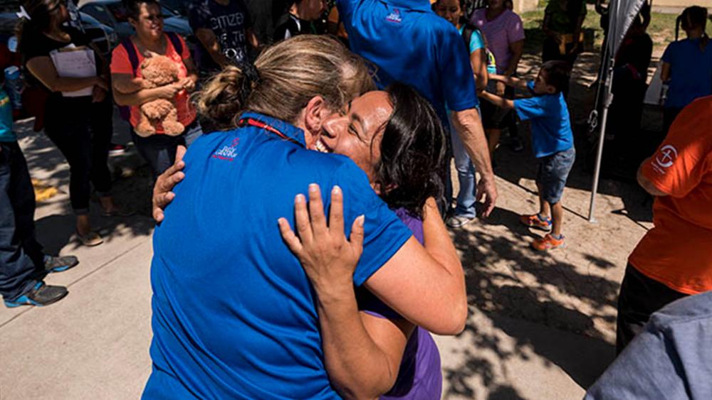 Lee más sobre el artículo A migrantes en frontera EEUU-México, voluntarios ofrecen alivio físico y espiritual