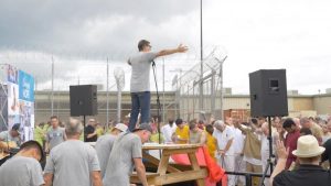 Lee más sobre el artículo 200 personas entregan su vida a Jesucristo en Fiesta Latina y mas 100 presos de la Cárcel de Tyler, Texas