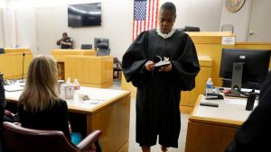 Lee más sobre el artículo Grupo ateo presenta una queja sobre el regalo bíblico del juez de Texas y abrazo a la asesina condenado