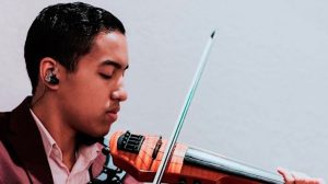 Lee más sobre el artículo Miguel Hernández Mata, Violinista Venezolano Graba en Miami, El Sonido de Mi Oración.