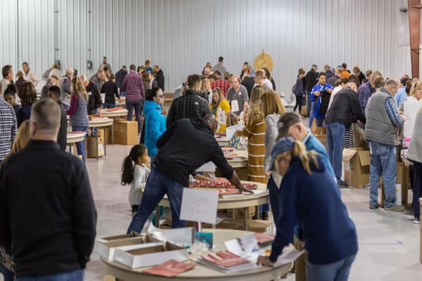 Lee más sobre el artículo Iglesia bendice a más de mil niños necesitados con paquetes de invierno y regalos de navidad