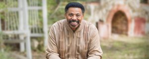 Lee más sobre el artículo Pastor Tony Evans se convierte en el primer afroamericano en publicar una Biblia de estudio