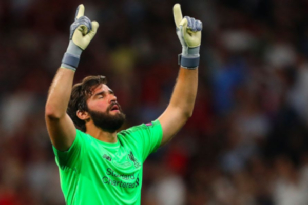 Lee más sobre el artículo Alisson Becker recibe el trofeo Yashine al mejor portero del mundo y da gracias a Dios en su discurso.