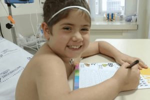 Lee más sobre el artículo Niña de 8 años inspira con fe después de la lucha contra el cáncer “Aprendí que Dios sana”