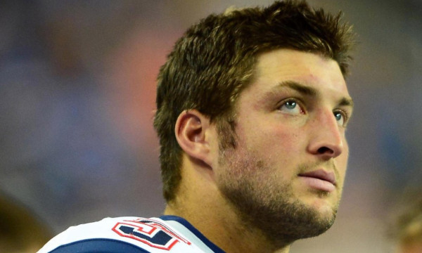 Lee más sobre el artículo EL JUGADOR DE FÚTBOL AMERICANO «TIM» TEBOW, PIDE QUE LOS REGALOS DE SU BODA SEAN DADOS A UNA FUNDACIÓN