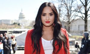 Lee más sobre el artículo Demi Lovato encuentra consuelo en la iglesia después de una sobredosis: “Escuché a Dios claramente”