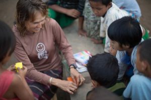 Lee más sobre el artículo LA MISIONERA KAREN EUBANK HABLA SOBRE «VENCER EL MAL» COMPARTIENDO EL EVANGELIO EN ZONAS DE GUERRA