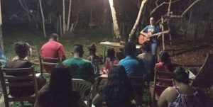 Lee más sobre el artículo Misioneros comienzan iglesia bajo un árbol en plena selva amazónica