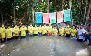 Lee más sobre el artículo Toda una familia es bautizada en iglesia de misioneros en  la selva