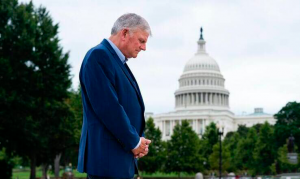 Lee más sobre el artículo «Necesitamos clamar a Dios por ayuda», dice Franklin Graham