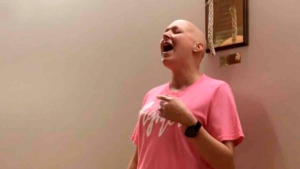Lee más sobre el artículo Mujer canta en el hospital para celebrar que venció el cáncer