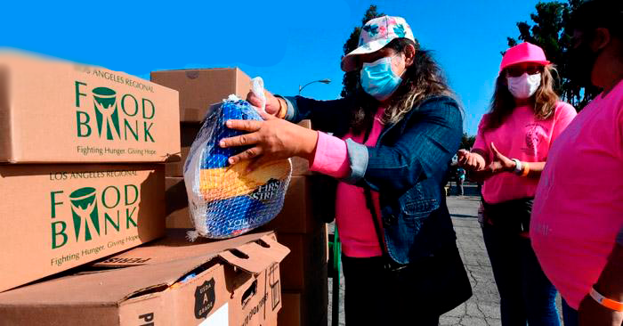 Lee más sobre el artículo Familias reciben alimentos de grupos Cristianos en Acción de Gracias