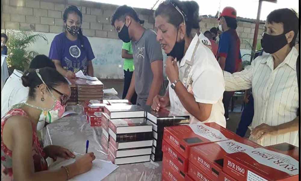 entregan Biblias a ciudadanos