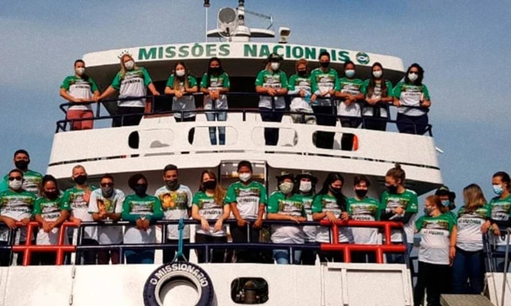 Barco lleva misioneros Amazonas