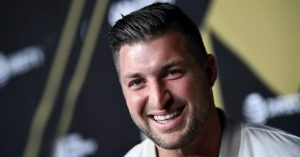 Lee más sobre el artículo Tim Tebow anima a los adolescentes a ‘tomar una posición’ para Jesús