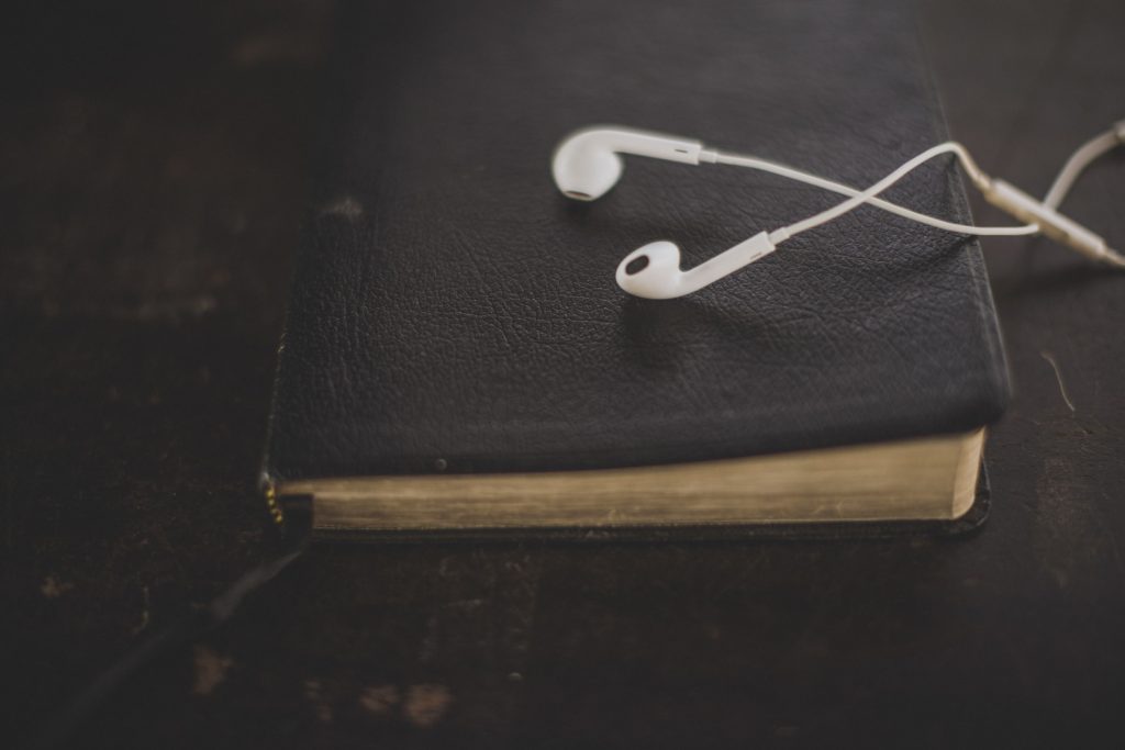personas son evangelizadas con Biblia en audio